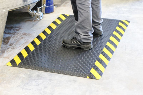 Tapis anti-fatigue m2 avec aspect tôle larmée noir avec bordure noir/jaune 90x150cm, BMARWF2