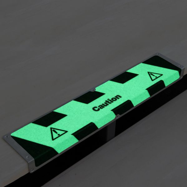 Pantalon de farine profilé de bord antidérapant en aluminium avec revêtement antidérapant m2, luminescent noir/vert "Caution" 120x635x45mm, AKM1X5EF1