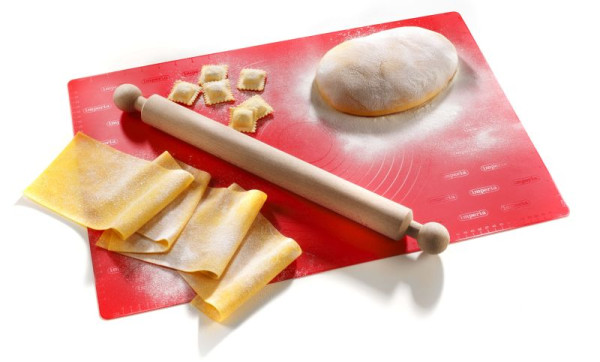 Tapis de cuisson Imperia "FoglioChef" en silicone avec rouleau à pâtisserie en bois, rouge, 20 618