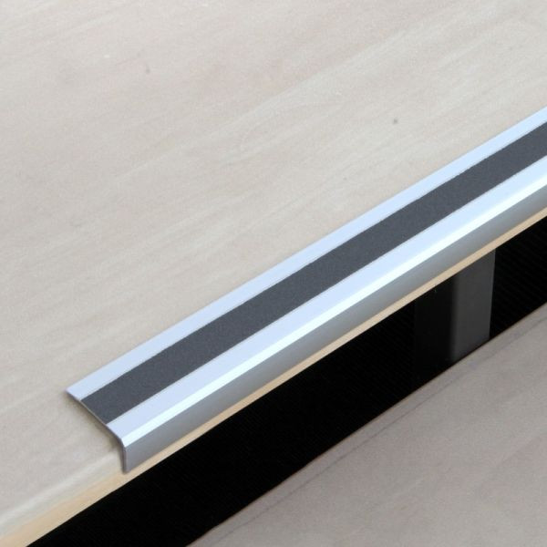 Pantalon de farine profilé de bord d'escalier antidérapant en aluminium avec revêtement antidérapant m2, Easy Clean gris 53x610x31mm, ATM3AF1