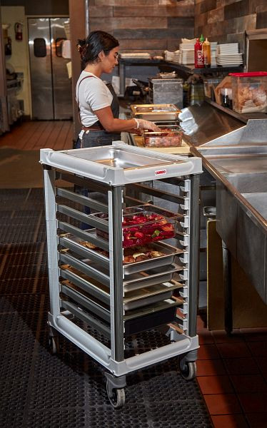 Chariot Cambro CAMSHELVING® GN 1/1, version basse pour 9 bacs GN 1/1-6,5 cm de profondeur, UGNPR11H9480
