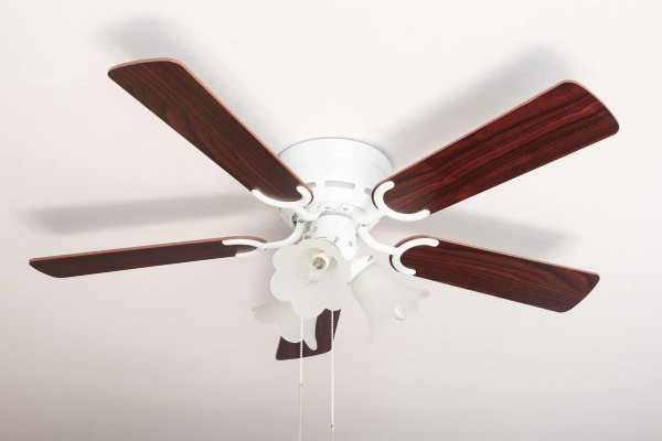 Ventilateur de plafond extra plat Pepeo Kisa Deluxe pales blanches palissandre / noyer avec éclairage, 105120192