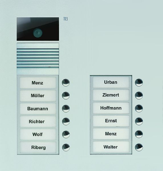 Station extérieure vidéo TCS série AVU avec 12 boutons de sonnerie (alignés à droite), 2 colonnes, UP argent, AVU15120-0010
