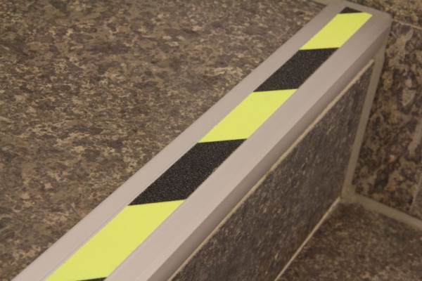 Pantalon de farine profilé de bord d'escalier antidérapant en aluminium avec revêtement antidérapant m2, jour fluorescent R13 53x800x31mm, ATM1FF3