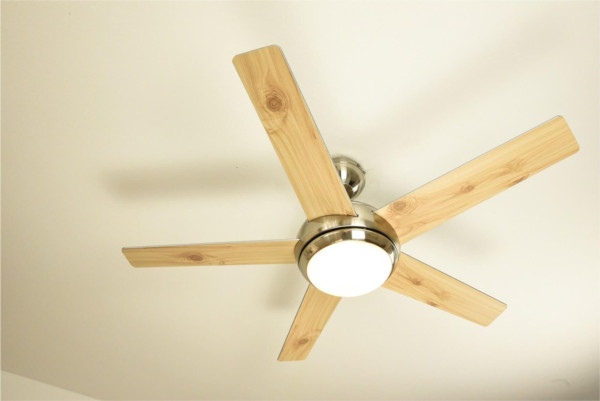 Ventilateur de plafond AireRyder Fresco Nickel 112 cm avec éclairage et télécommande, FN52238