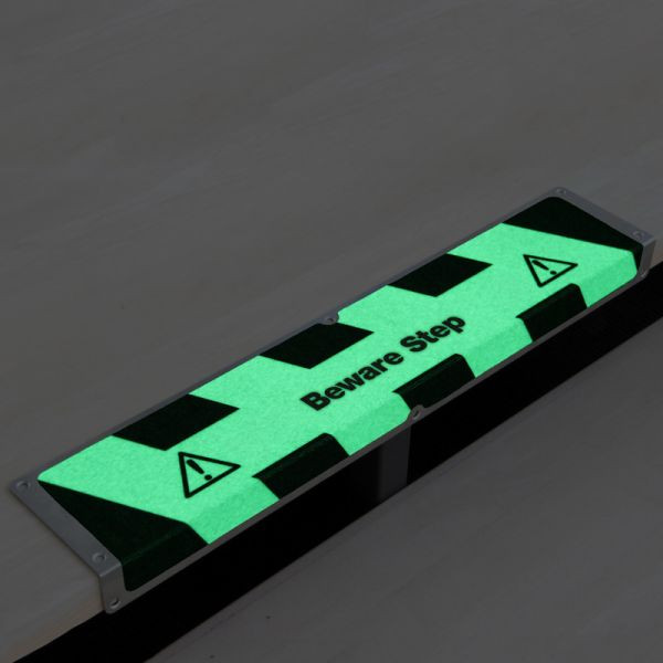 Pantalon de farine profilé de bord antidérapant en aluminium avec revêtement antidérapant m2, noir/vert luminescent "Beware Step" 120x635x45mm, AKM1X3EF1