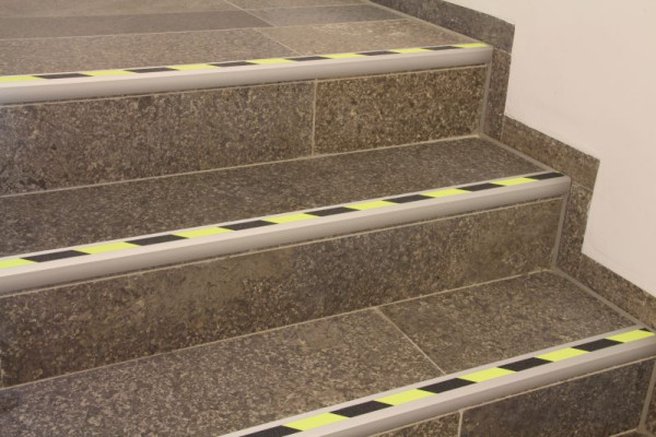 Pantalon de farine profil de bord d'escalier antidérapant en aluminium avec revêtement antidérapant m2, jour fluorescent R10 53x1000x31mm, ATM3FF2
