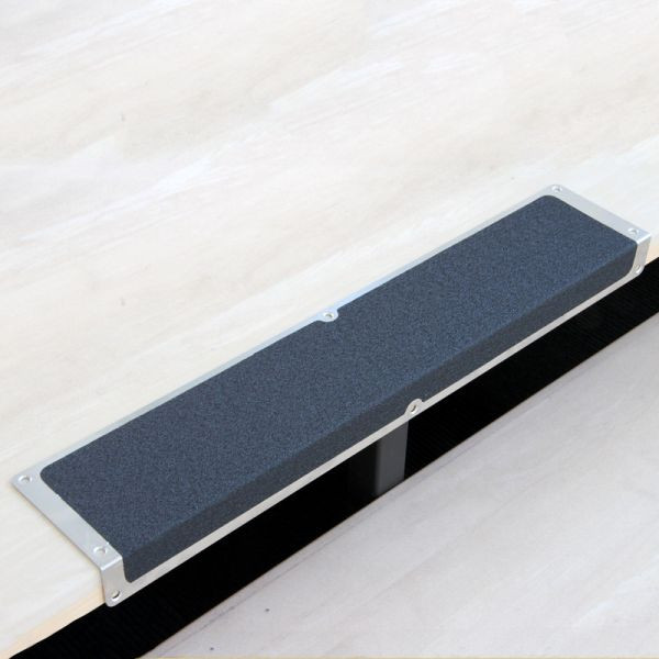 Pantalon de farine profilé de bord antidérapant en aluminium avec revêtement antidérapant m2, Easy Clean noir 120x635x45mm, AKM3SF1