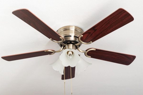 Ventilateur de plafond extra plat Pepeo Kisa Deluxe pales laiton antique palissandre / noyer avec éclairage, 105420192