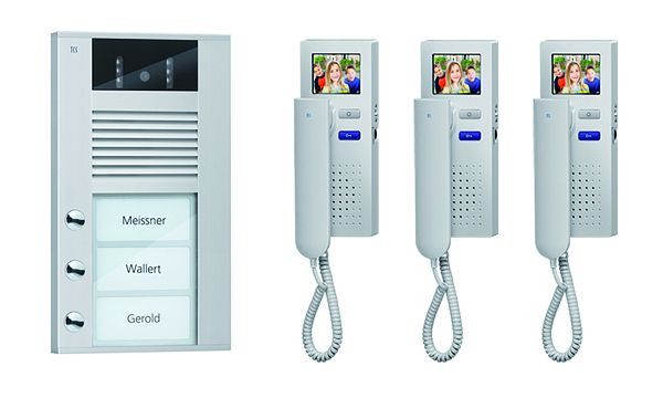 Vidéo interphone TCS : pack AP pour 3 logements, avec platine de rue AVD 3 boutons de sonnerie, 3x visiophone IVH3222, commande, PVE1530-0010
