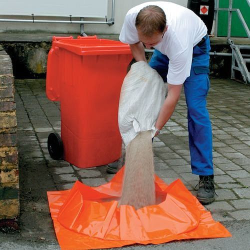 Couvercle d'égout DENIOS en polyéthylène avec autocollant et 3 sacs de sable vides dans un conteneur roulant, 201-660