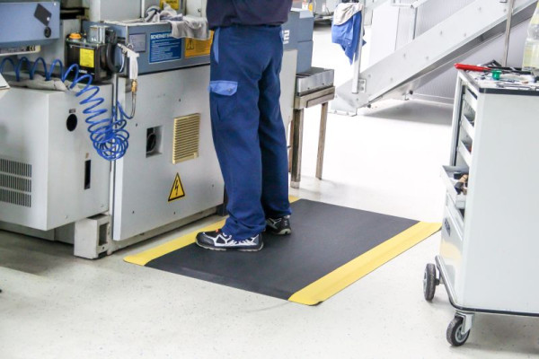 Tapis anti-fatigue m2 à structure rainurée noir avec bordure jaune 60x90cm, BMAGGF1