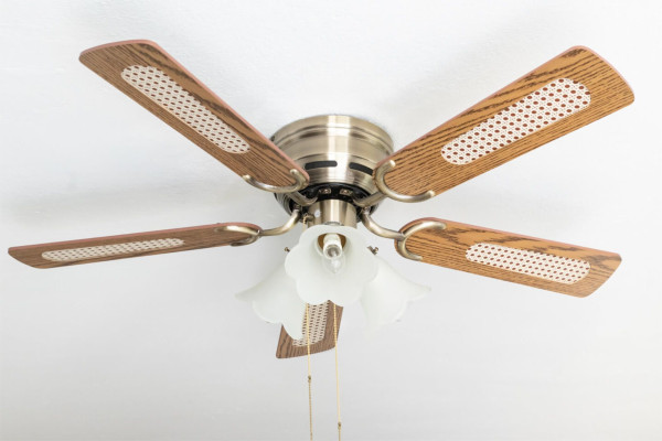 Ventilateur de plafond extra plat Pepeo Kisa Deluxe pales laiton antique chêne / noyer avec éclairage, 105420191