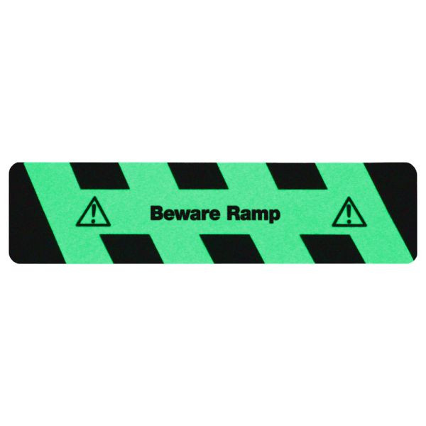 m2 surface antidérapante luminescente noir/vert avec texte "Beware Ramp" bandes 150x610mm, M1X4E150610
