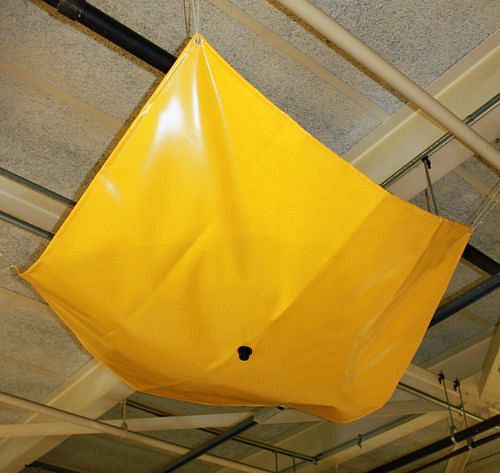 Bâche de collecte des fuites DENIOS, 370 x 300 cm, avec raccord de tuyau, 265-569