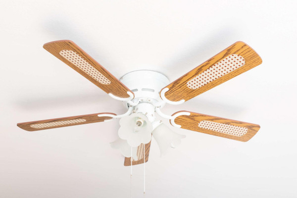 Ventilateur de plafond extra plat Pepeo Kisa Deluxe pales blanches chêne / noyer avec éclairage, 105120191