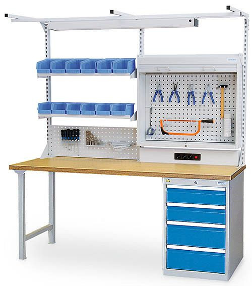 Ligne de travail à structure multi-parois Bedrunka+Hirth, avec cadre supérieur, 1x canal d'énergie, 1x paroi perforée, 1x armoire à plusieurs volets roulants, 2x étagère, 2000 x 1250 mm, 03.900.21