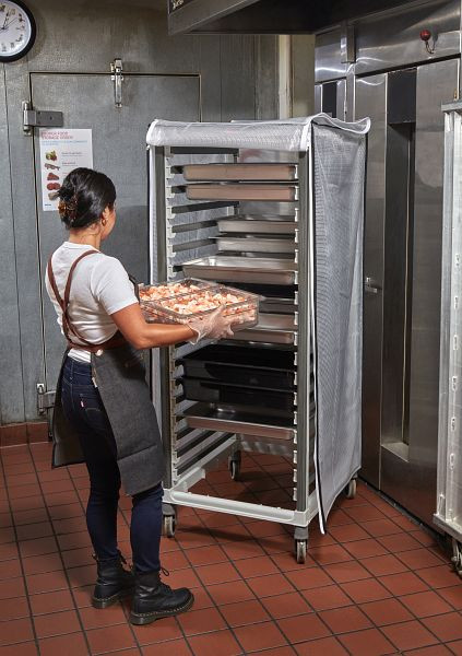 Chariot haut Cambro CAMSHELVING® GN 2/1 pour 36 bacs GN de 1/1 à 6,5 cm de profondeur, UGNPR21F36480