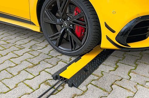 Pont de câbles Moravia, mélange de caoutchouc dur, noir avec couvercle jaune, 2 canaux de câbles, 311198