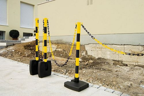 Support d'avertissement de chaîne DENIOS à rabattre, 2 œillets de chaîne, pied 280x280mm, 900mm H, noir/jaune, 180-244