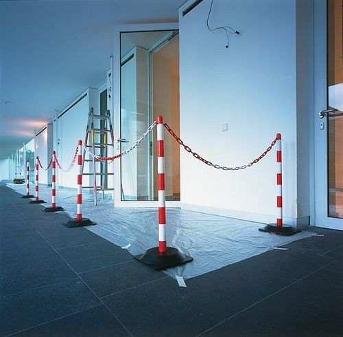 Ensemble de support de chaîne DENIOS, 6 pièces, 870mm, chaîne de 10m, rouge/blanc, pied carré en caoutchouc dur, 180-247