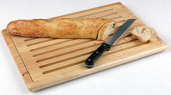 Planche à découper à pain APS GN 1/1, 53 x 32,5 cm, hauteur : 2 cm, bois, ramasse-miettes amovible, reposant sur 4 pieds antidérapants, 00956