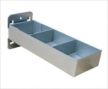 Bac pour petites pièces ADB avec division, adapté à la perforation Euro (10x10 mm/38x38 mm), couleur : aluminium, RAL 9006, dimensions Lxl : 150x55 mm, 23156