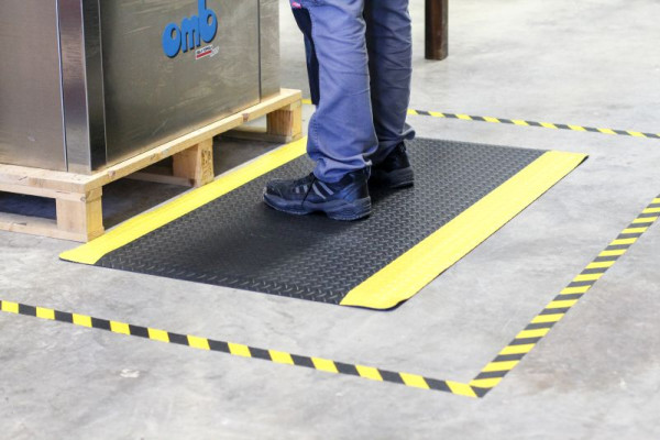 Tapis anti-fatigue m2 aspect damier noir avec bordure jaune 90x150cm, BMARGF2