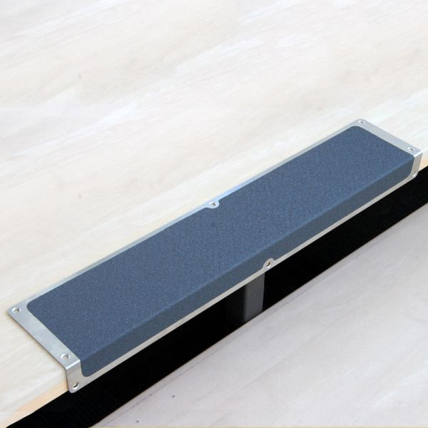 Pantalon de farine profilé de bord antidérapant en aluminium avec revêtement antidérapant m2, Easy Clean gris 120x635x45mm, AKM3AF1