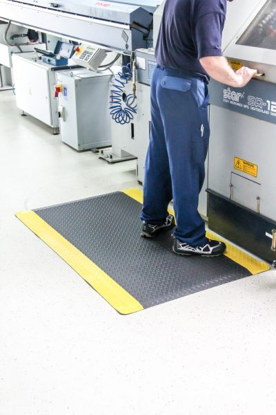 Tapis anti-fatigue m2 avec aspect tôle larmée noir avec bordure jaune 60x90cm, BMARGF1