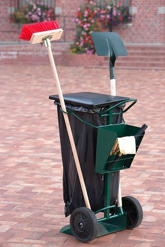 Chariot de nettoyage DENIOS avec supports pour sacs poubelles, balais, pelles, gants, etc., 265-606