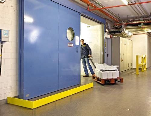 DENIOS Leitbord 120-6 pour protéger les zones réglementées, largeur 1200 mm, jaune, 233-424