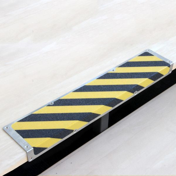 Pantalon de farine profilé de bord antidérapant en aluminium avec revêtement antidérapant m2, Easy Clean noir/jaune 120x1000x45mm, AKM3WF2