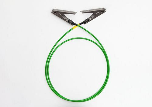 Câble de mise à la terre DENIOS avec 2 pinces de mise à la terre, isolation et homologation ATEX, longueur de câble 2 m, 165-882