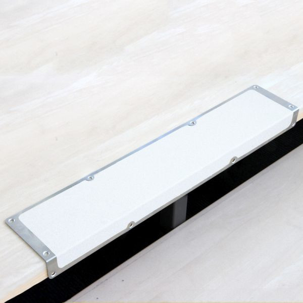 Pantalon de farine profilé de bord antidérapant en aluminium avec revêtement antidérapant m2, Easy Clean blanc 120x1000x45mm, AKM3EF2