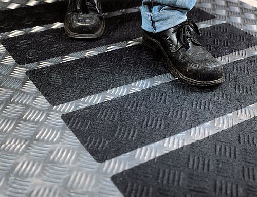 Bande antidérapante DENIOS Safety-Walk, déformable, rouleau 10 cm x 18,3 m, noir, 180-143