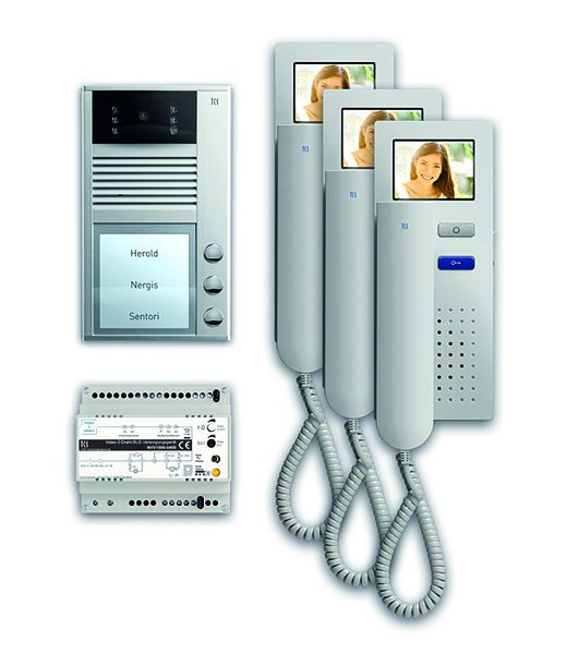 Vidéo interphone TCS : pack AP pour 3 logements, avec platine de rue AVC 3 boutons de sonnerie, 3x visiophone IVH3222, commande, PVC1430-0010