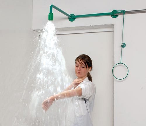 Corps de douche de sécurité DENIOS en acier inoxydable, revêtement par poudre vert, installation au-dessus de la porte, 250-081