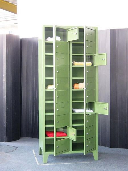 Armoire vestiaire Pavoy sur pieds 1850/500/770, fermeture tournante, 2 x 10 compartiments, portes avec porte-étiquette, 21227-077-002-910716