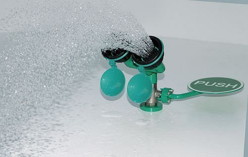 Douche oculaire DENIOS avec 2 pommes de douche inclinées à 45°, montage sur table, 201-241
